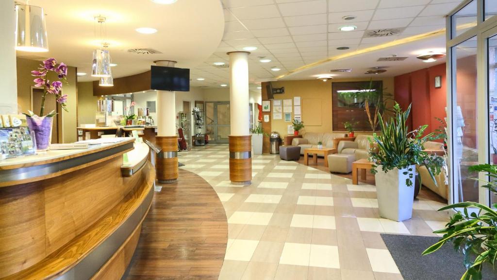 Restauracja lub miejsce do jedzenia w obiekcie Hotel Famulus