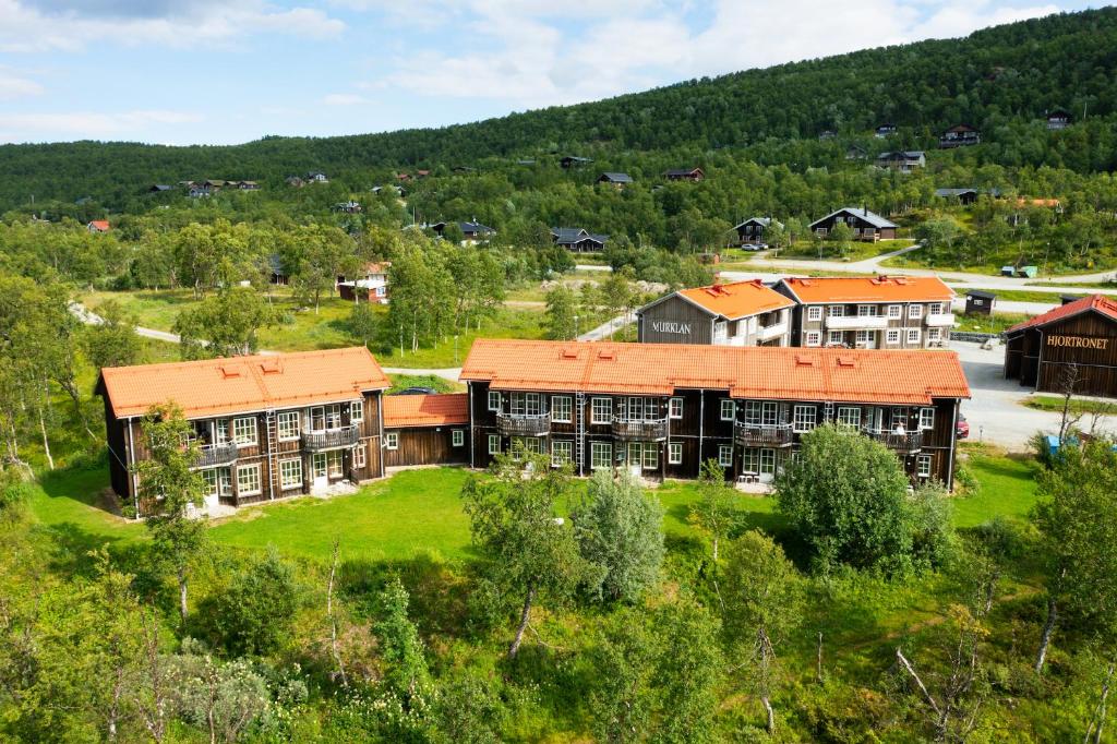 eine Luftansicht eines Resorts mit einem Gebäude in der Unterkunft Lägenheter Hamrafjället Tänndalen in Tänndalen