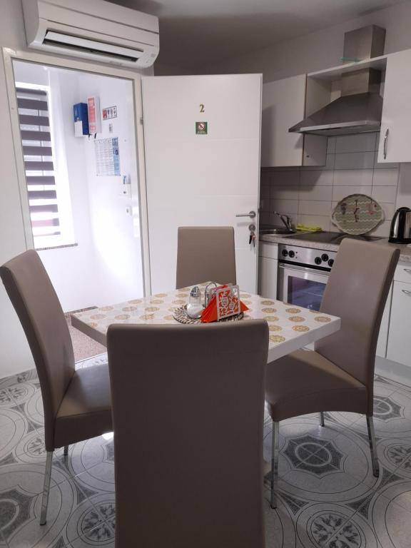 Kuchyň nebo kuchyňský kout v ubytování Apartmani Donella