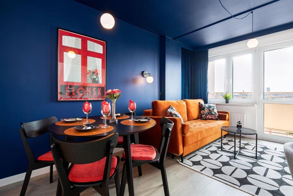a living room with a table and a couch at Kairos Apartments - Gwarek - darmowy parking, ścisłe centrum in Katowice