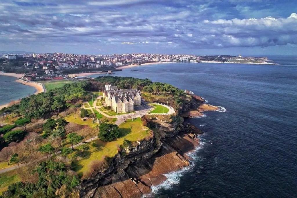 una vista aerea di un castello su un'isola nell'oceano di Apartamento Centro de Santander a Santander