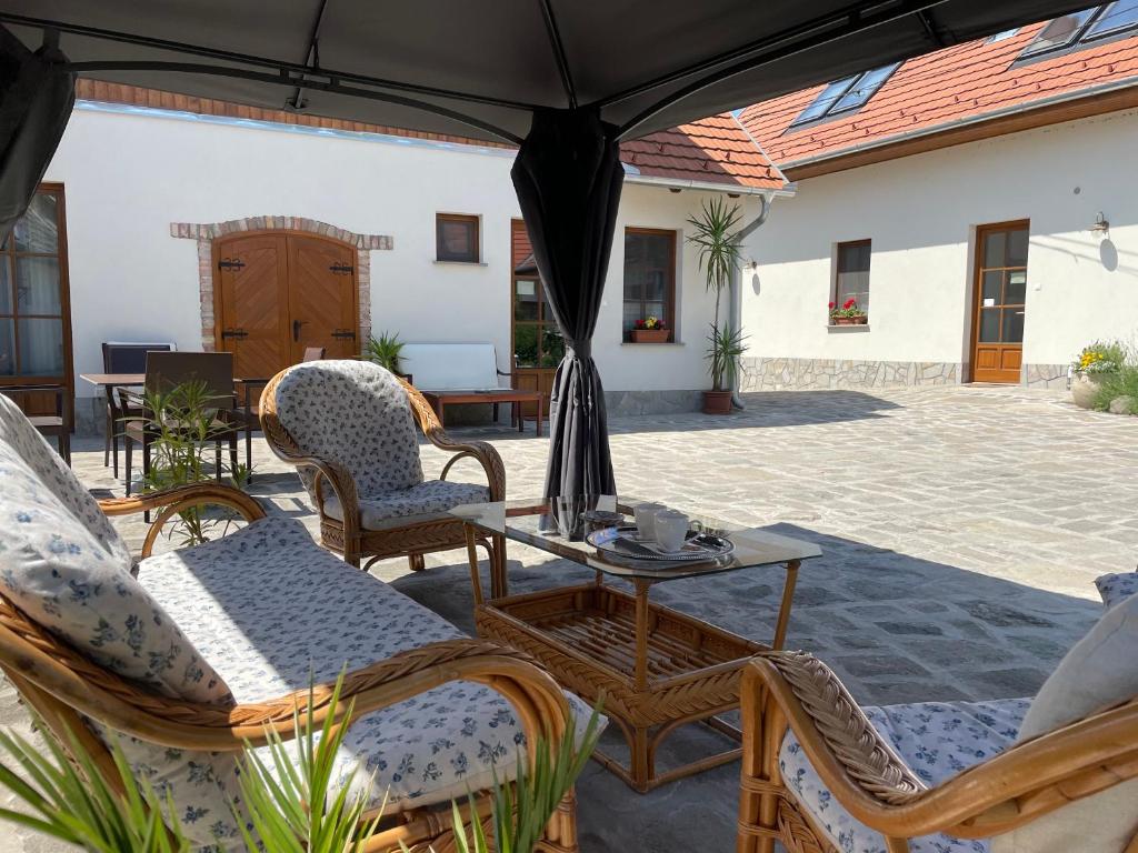 patio con sedie e tavolo con ombrellone di Kis-Duna Vendégház a Dunabogdány