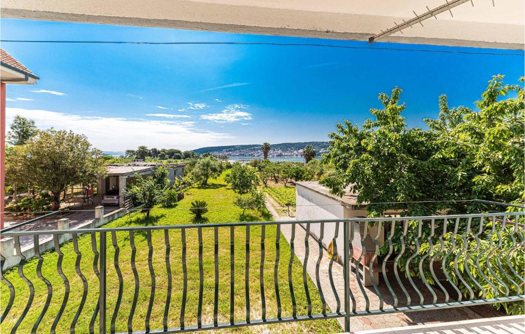 balcón con vistas a un patio en 3 Bedroom Amazing Apartment In Trogir en Trogir