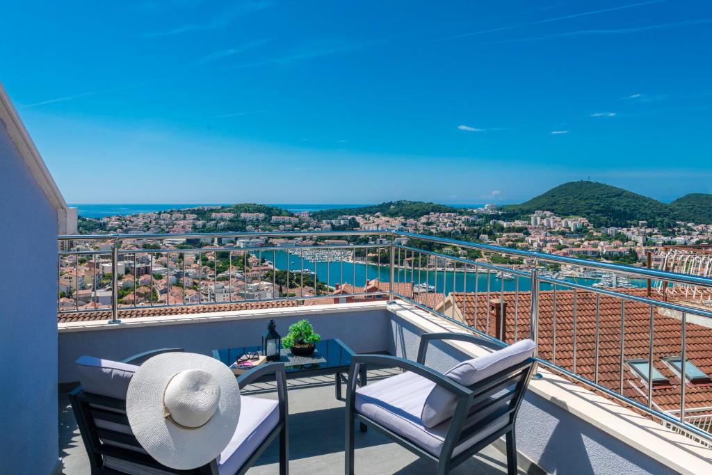 balcón con mesa, sillas y vistas en Apartment Ivan en Dubrovnik
