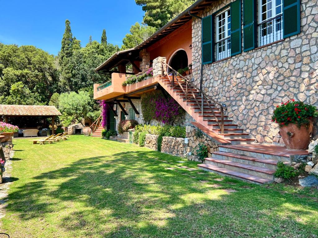 een huis met een trap aan de zijkant bij Villa a Cala Piccola in Monte Argentario