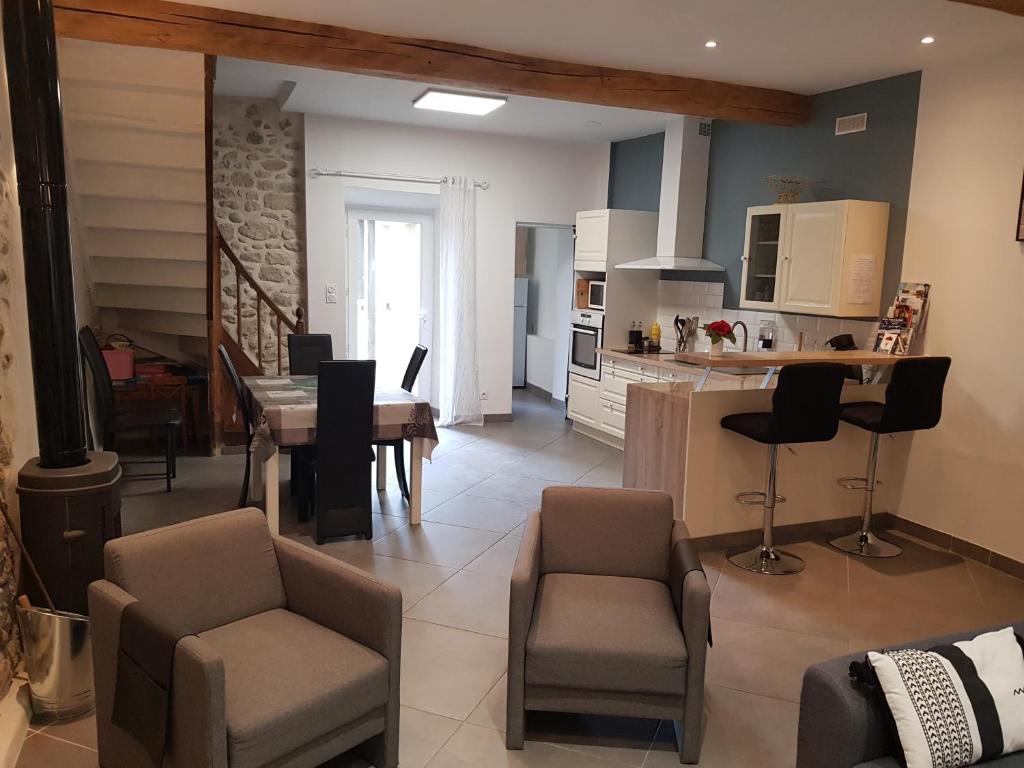 Kuchyňa alebo kuchynka v ubytovaní Gîte avec Piscine Proche de Carcassonne