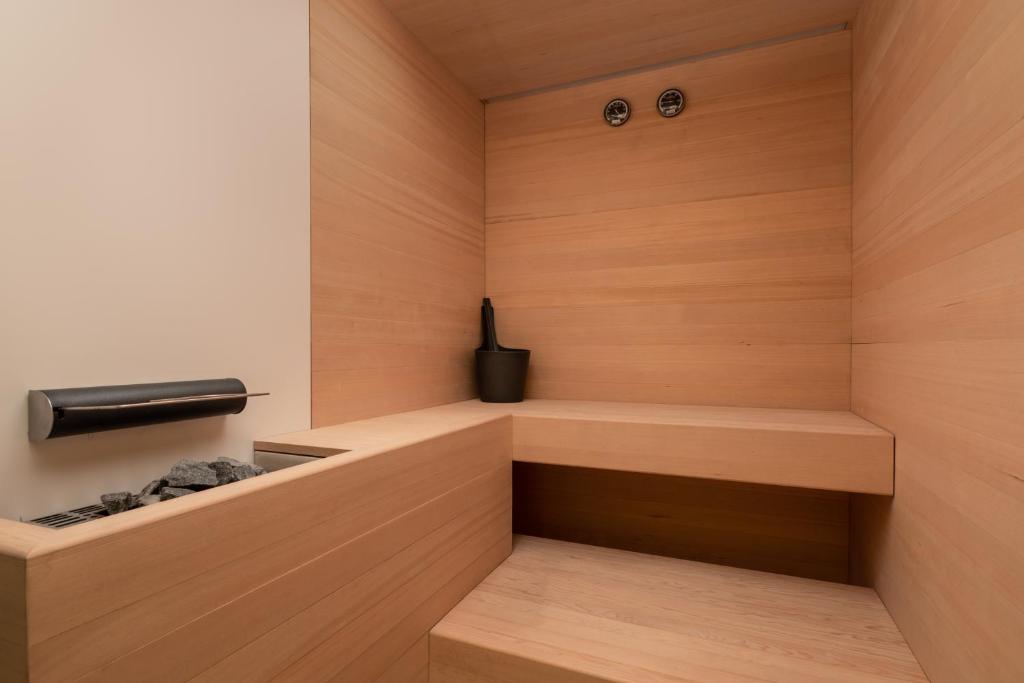 a small sauna with wooden walls and wooden shelves at Áurea Casa Palacio Sagasta by Eurostars Hotel Company in Cádiz