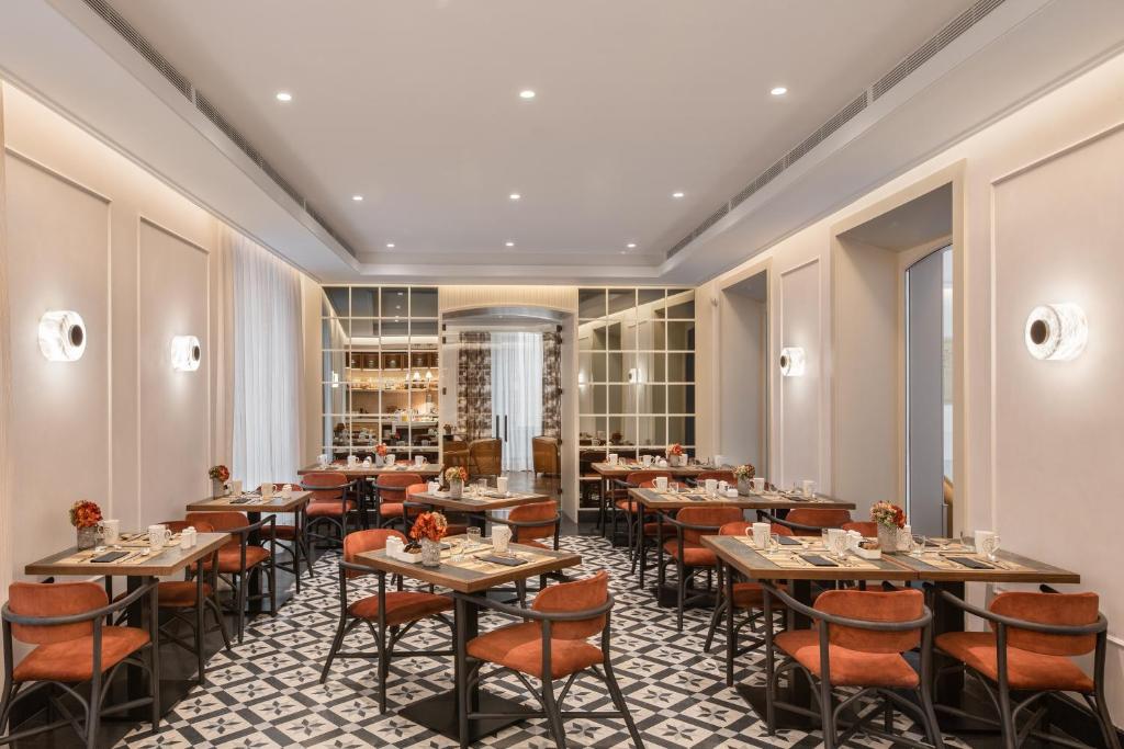 a restaurant with tables and chairs in a room at Áurea Casa Palacio Sagasta by Eurostars Hotel Company in Cádiz
