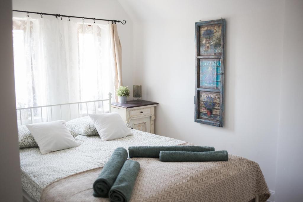um quarto com uma cama com duas toalhas em Kúria Apartman Budapest with free parking em Budapeste