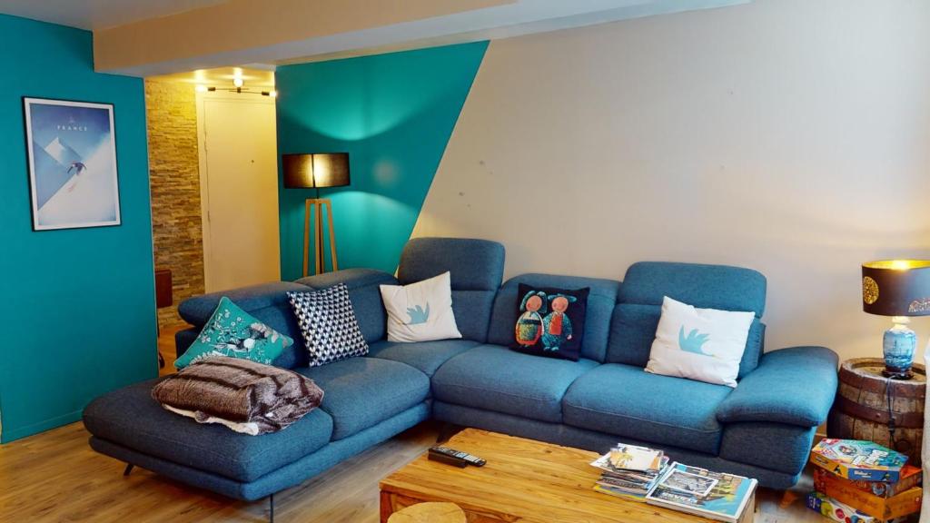 ein Wohnzimmer mit einem blauen Sofa und einem Tisch in der Unterkunft Zum Storike Nescht in Barr