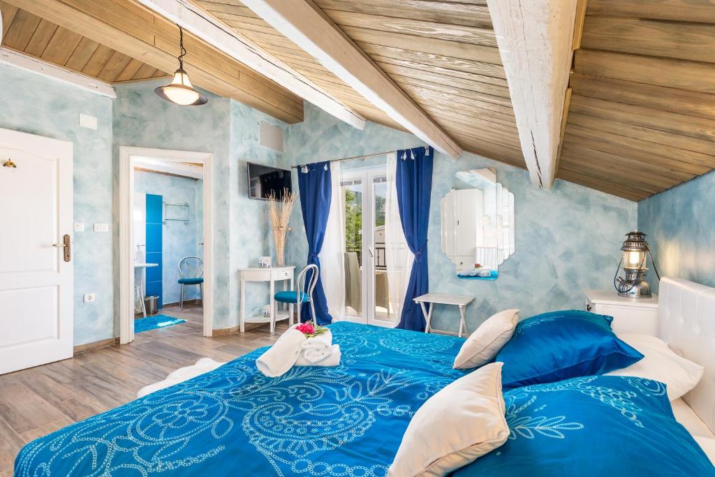 Postel nebo postele na pokoji v ubytování Villa Natura with swimming pool, jacuzzi and sauna