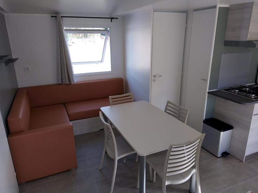 Kuchyň nebo kuchyňský kout v ubytování Joli 2 chambres sur Lumio, vue à couper le souffle.