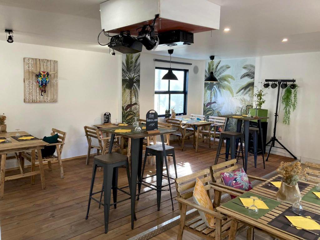 Restaurace v ubytování Joli 2 chambres sur Lumio, vue à couper le souffle.