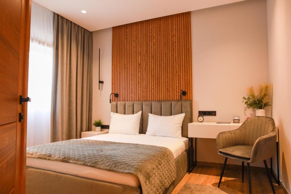 sypialnia z łóżkiem, biurkiem i krzesłem w obiekcie Apart-hotel Dream w Maladze