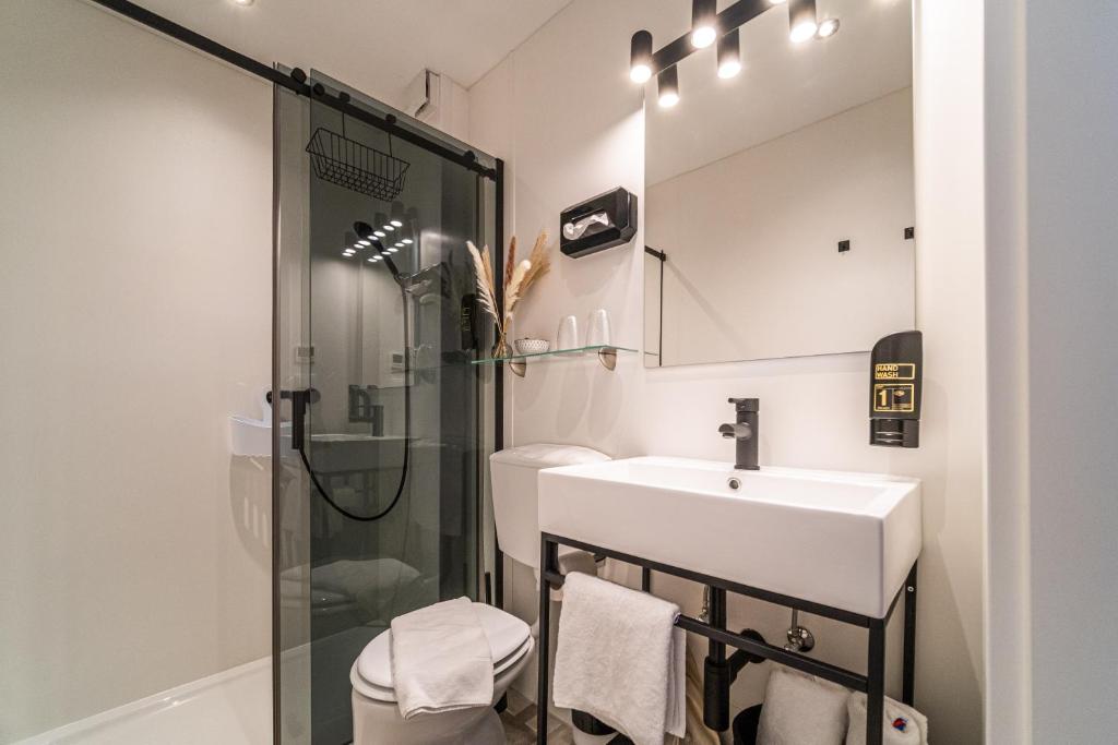 a bathroom with a sink and a shower at Hotel Fuchs & Hase SELF CHECK IN in Rosegg