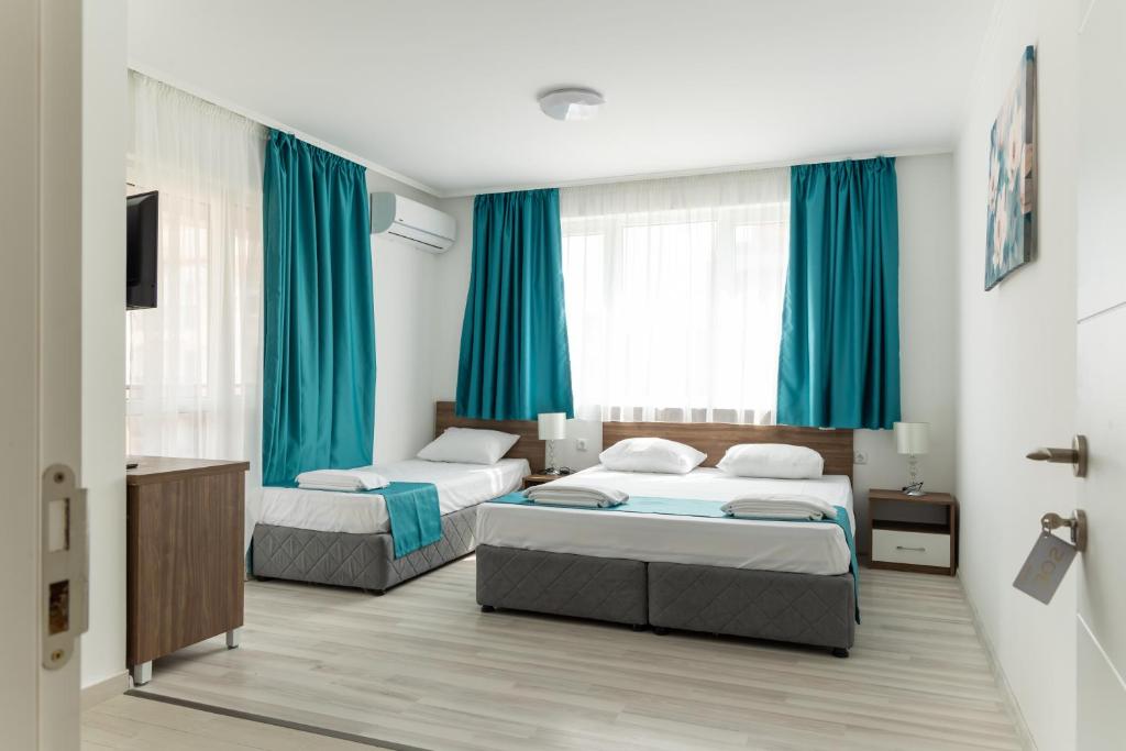 A bed or beds in a room at Hotel Zonya