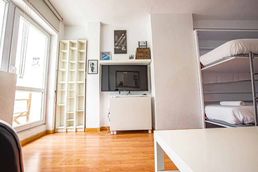 pokój z łóżkiem i telewizorem w pokoju w obiekcie Holidays, Mont Blanc Estudio en Pradollano & Parking w mieście Sierra Nevada
