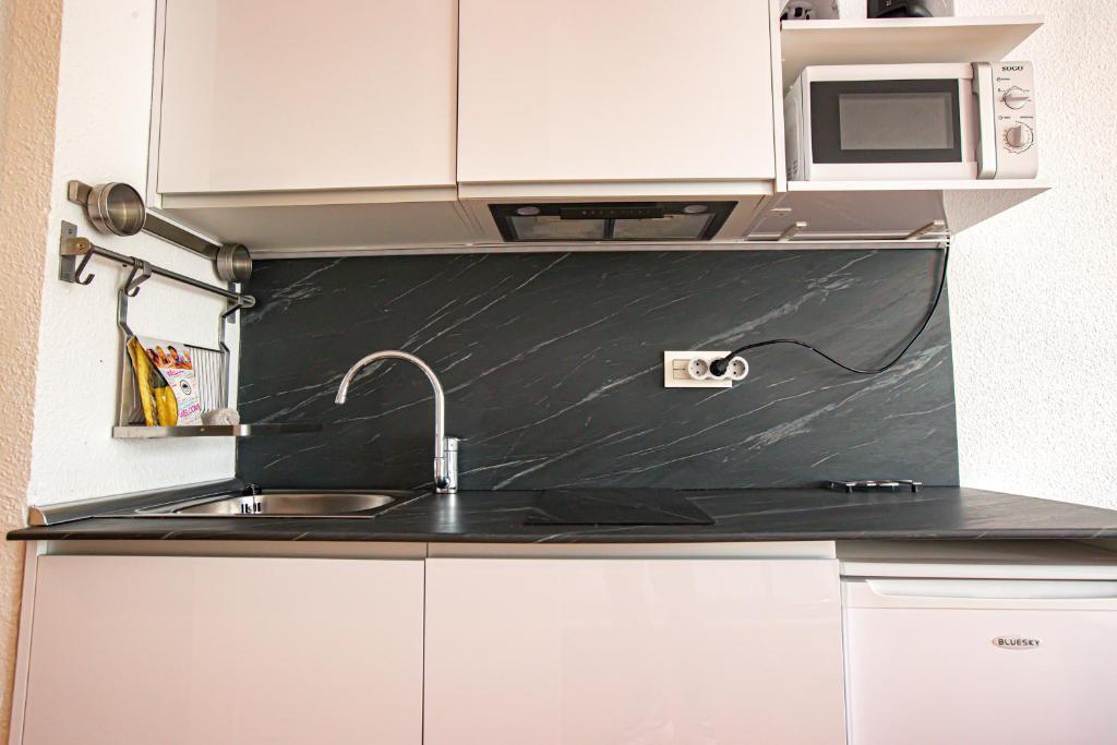 Kuchnia lub aneks kuchenny w obiekcie Holidays, Mont Blanc Estudio en Pradollano & Parking