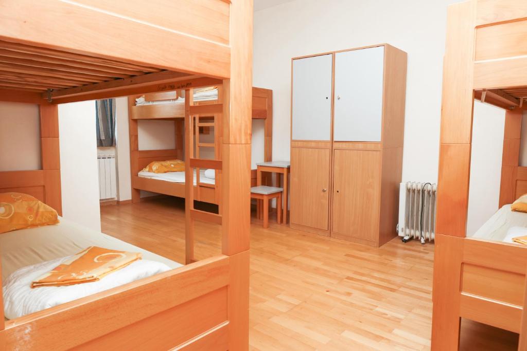 Una cama o camas en una habitación de HI Hostel Zadar