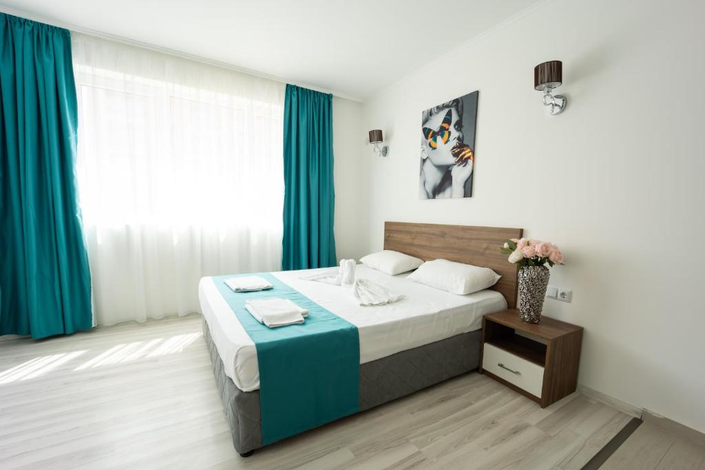 A bed or beds in a room at Hotel Zonya