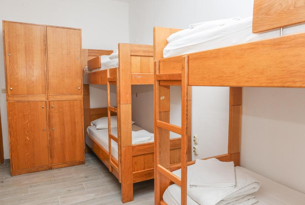 Una cama o camas en una habitación de HI Hostel Zadar