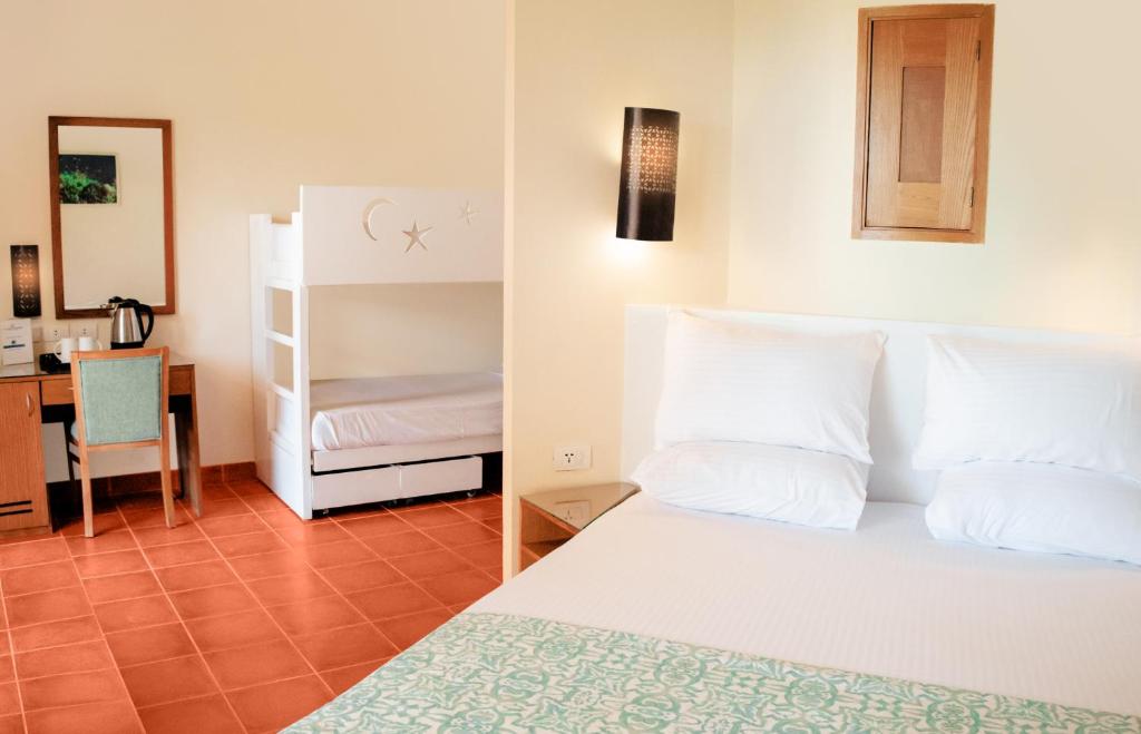 Postel nebo postele na pokoji v ubytování Dahab Lagoon Club & Resort Ex Tirana Dahab