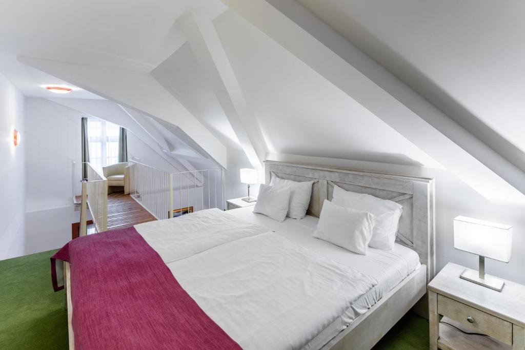 Postel nebo postele na pokoji v ubytování Hotel Vécsecity