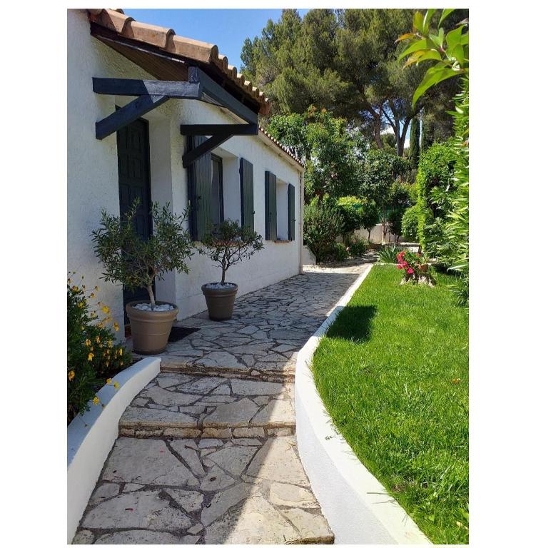 a stone walkway in front of a house at Maison en Provence in Salon-de-Provence