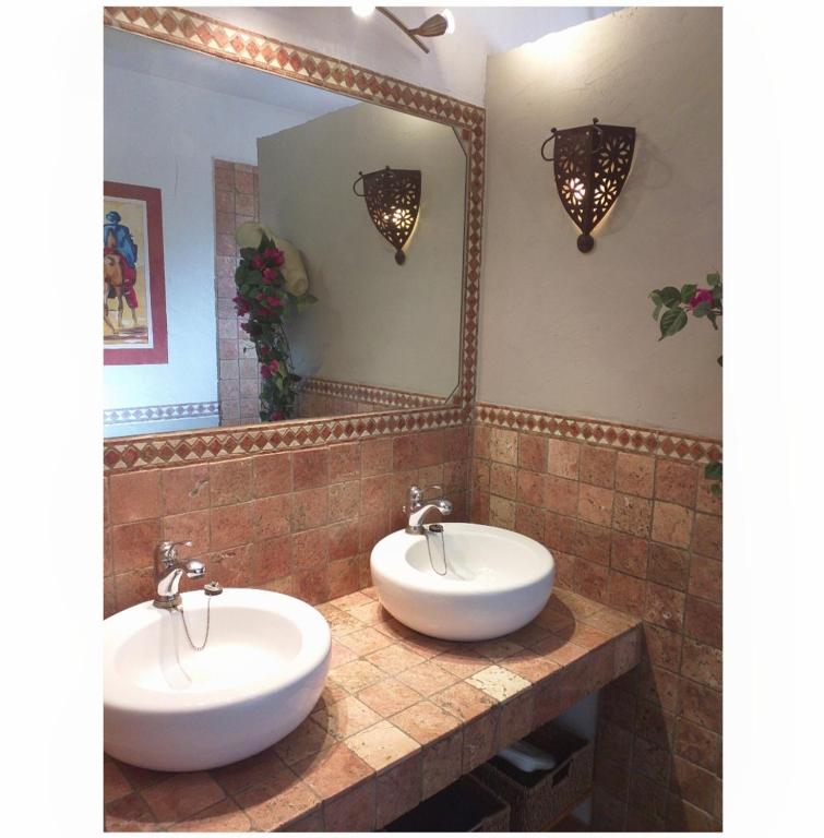 a bathroom with two sinks and a large mirror at Maison en Provence in Salon-de-Provence
