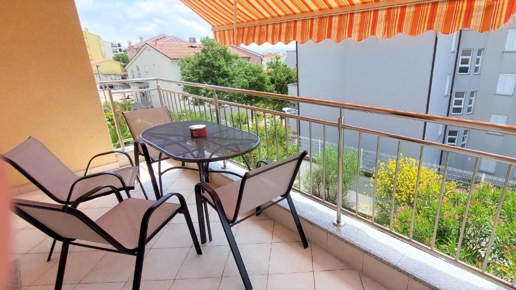 - un balcon avec une table et des chaises dans l'établissement Apartman Crikvenica 35862 - Rea, à Crikvenica