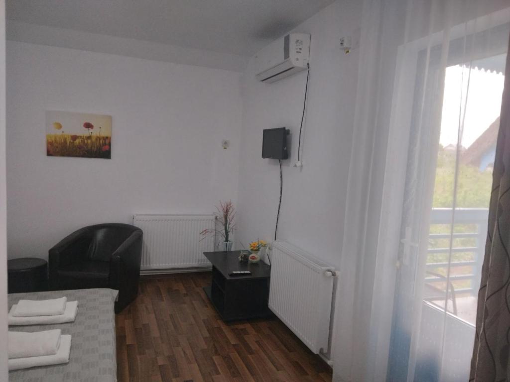 TV a/nebo společenská místnost v ubytování RUSTIC