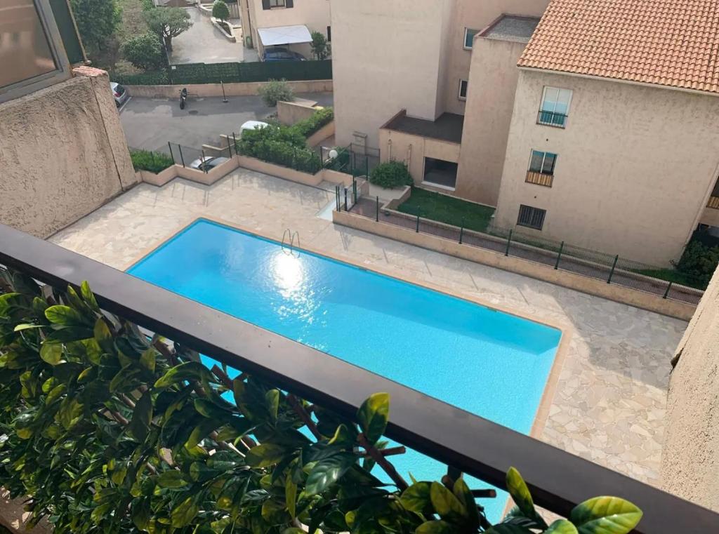 d'un balcon avec vue sur la piscine. dans l'établissement studio4 27m2 Terrasse Parking Piscine, à Saint-Laurent-du-Var