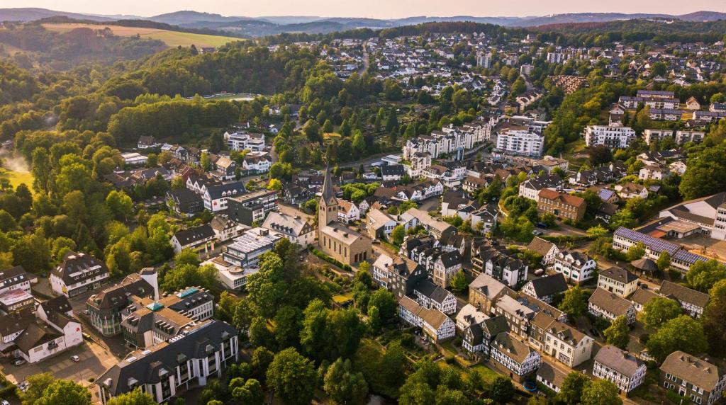 uma vista aérea de uma cidade com árvores e edifícios em Ferienwohnung Wiehl Sonnenterrasse em Wiehl