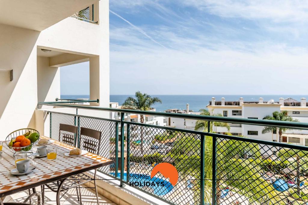 balcone con tavolo e vista sull'oceano di #166 Old Town, 600 mts Beach with Pool ad Albufeira