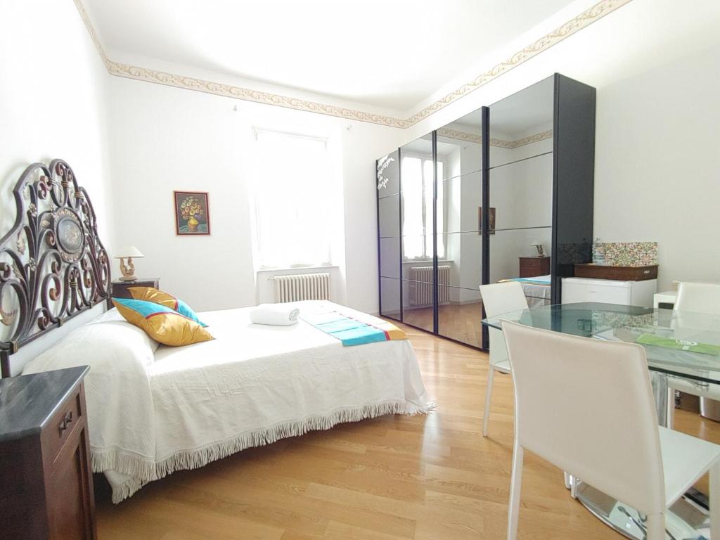 馬里納·迪·比薩的住宿－AMAMARE，一间卧室配有一张床和一张玻璃桌