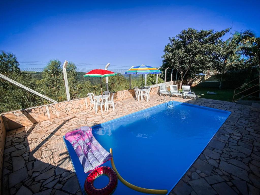 Πισίνα στο ή κοντά στο Chacara c piscina e churrasqueira Serra Negra SP