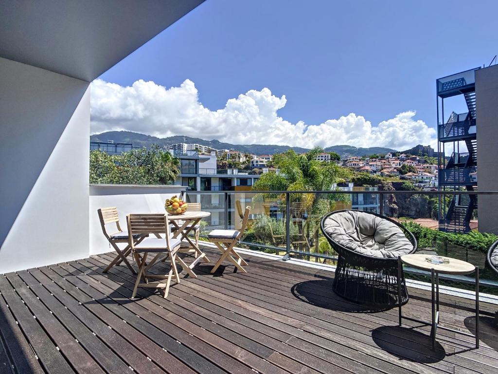 een balkon met een tafel en stoelen in een gebouw bij Funchal Frui Vita by Atlantic Holiday in Funchal