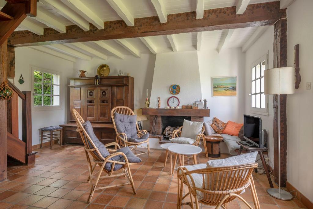 - un salon avec des chaises et une cheminée dans l'établissement Douce parenthese en famille a Sarzeau, à Sarzeau
