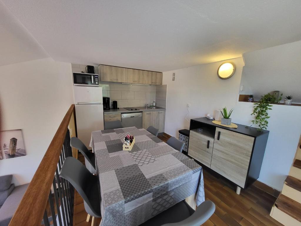 Kuchyňa alebo kuchynka v ubytovaní PORTICCIO villa dans résidence avec piscines 4-6 personnes BRILOC Appartements