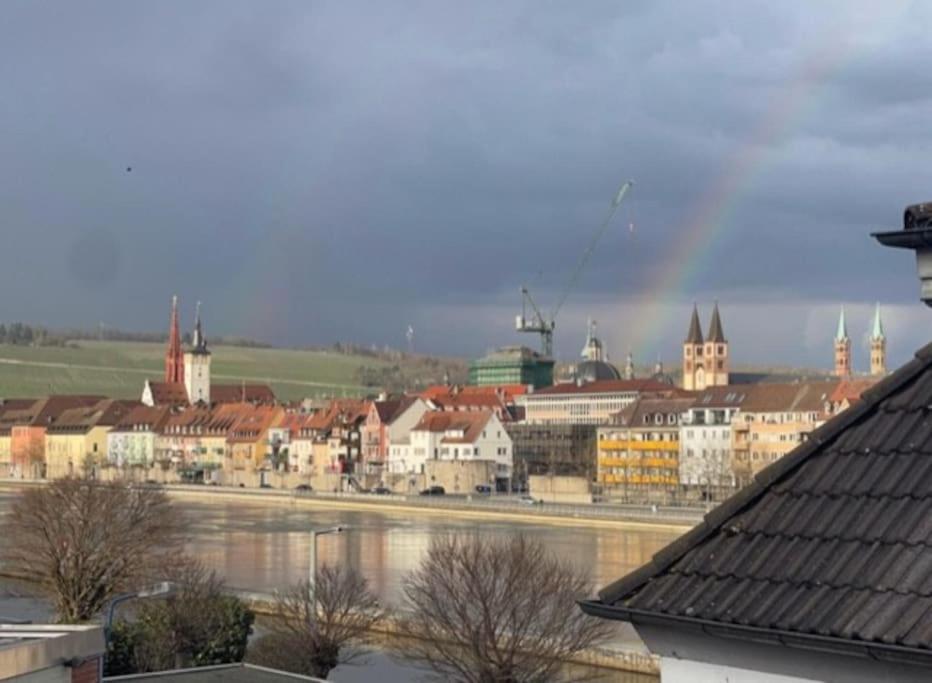 uitzicht op een stad met een rivier en gebouwen bij Wunderschöne Stadtwohnung in Würzburg
