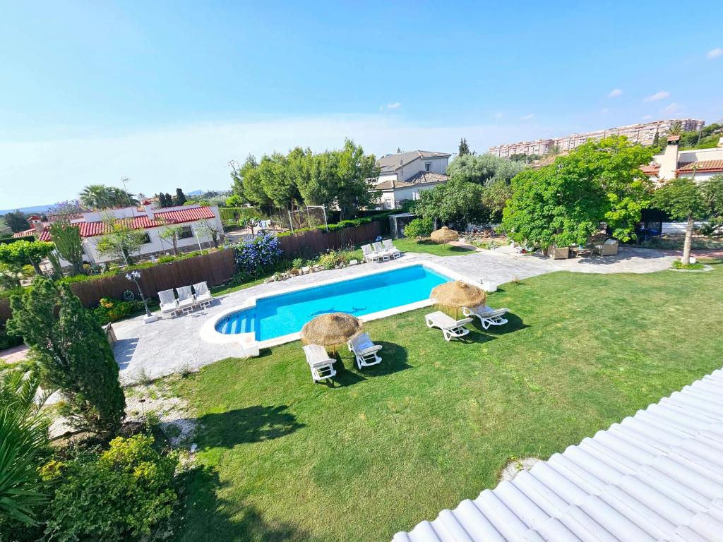 an aerial view of a yard with a swimming pool at CHALET ALICANTE Sol y Luz in San Vicente del Raspeig