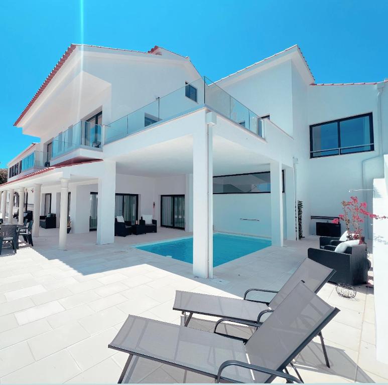 Bazén v ubytování Vila Pombal Tomar - Luxury Apartment with private pool and Castle View nebo v jeho okolí