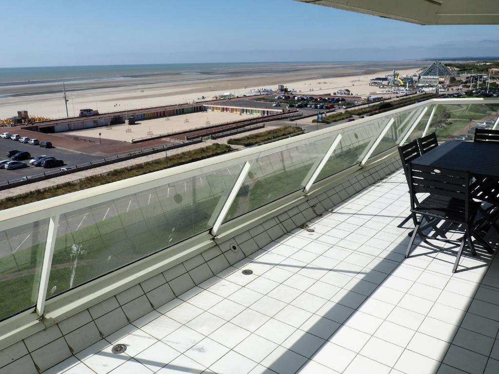 balcón con mesa y vistas a la playa en Appart T4 lumineux avec terrasse vue mer, en Le Touquet-Paris-Plage