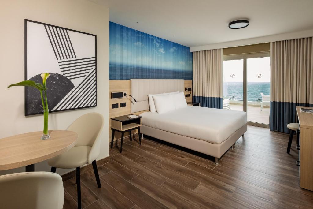 Кровать или кровати в номере QAWRA Palace Resort & SPA