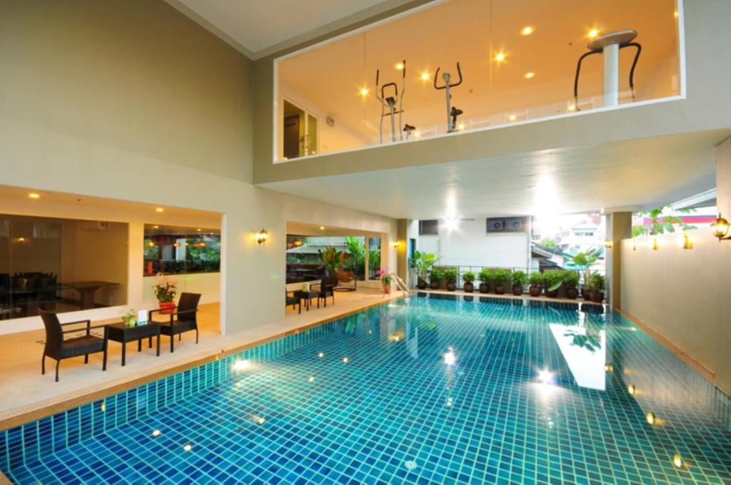 uma grande piscina numa casa em Boss Suites Nana Hotel em Banguecoque
