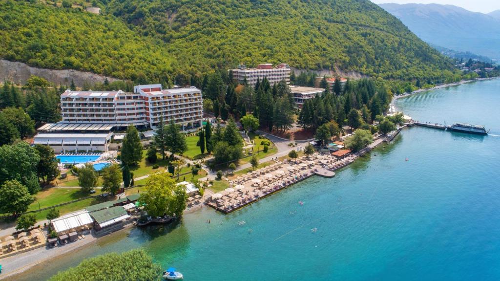 uma vista aérea de um resort sobre um rio em Hotel Bellevue - Metropol Lake Resort em Ohrid