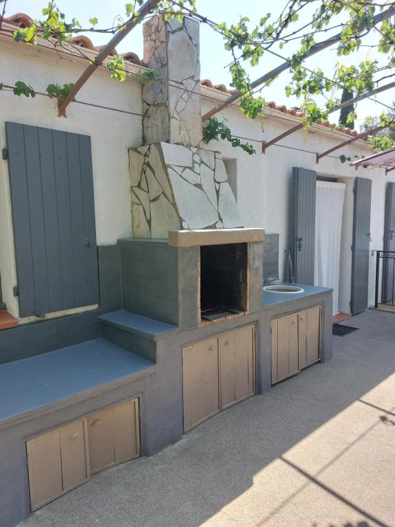 an outdoor kitchen with a counter and a stove at Maison en Provence in Salon-de-Provence
