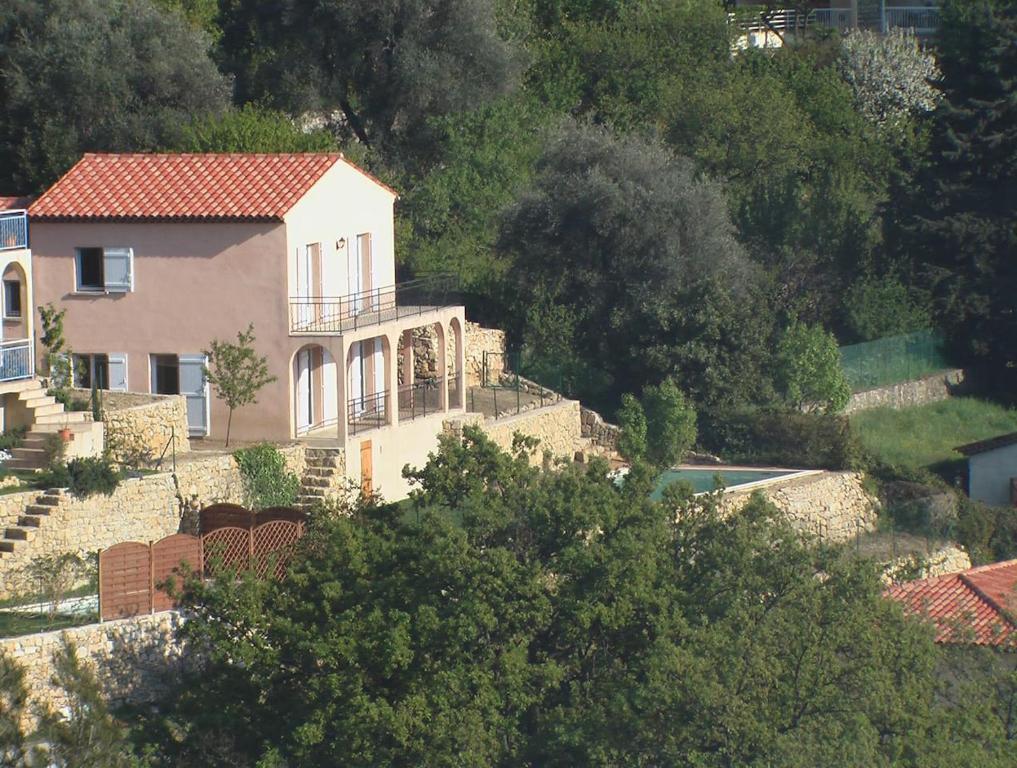 une maison arborée sur le flanc d'une colline dans l'établissement Villa Riviera, au Cannet