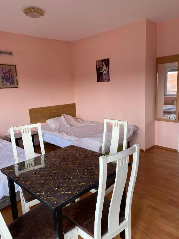 Postel nebo postele na pokoji v ubytování Guest House Trajkovic Jagodina