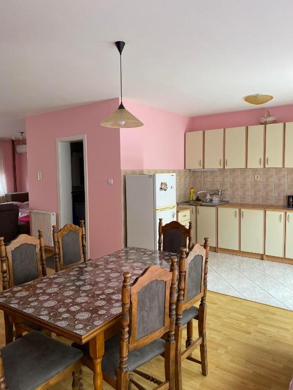 Kuchyň nebo kuchyňský kout v ubytování Guest House Trajkovic Jagodina